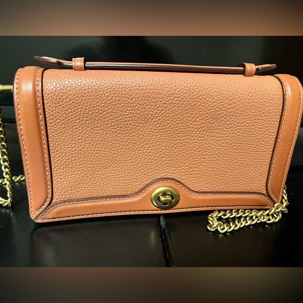 *USED still in great condition . Coach crossbody with gold chain .